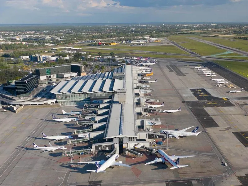 Jak dojechać na taras widokowy Lotniska Chopina? Praktyczny przewodnik dla podróżujących