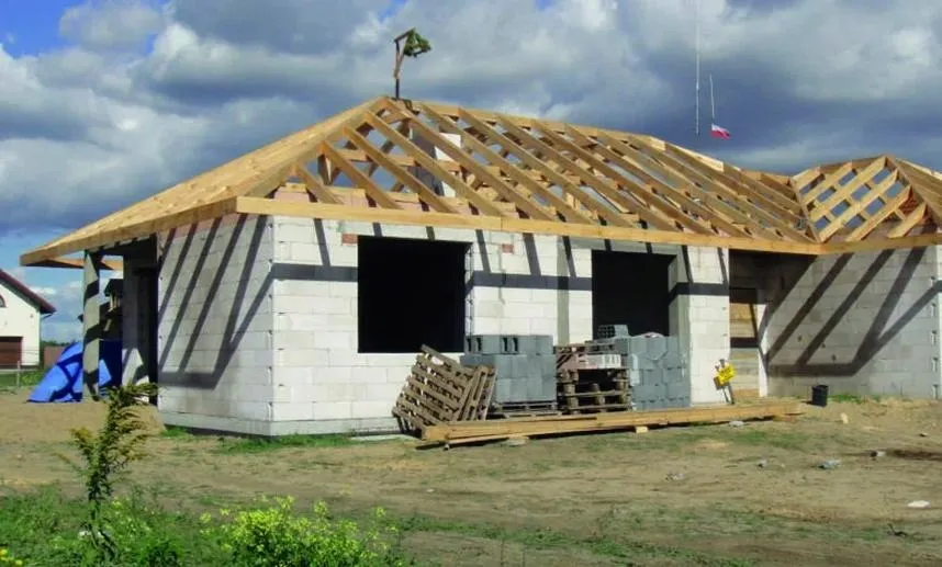 Jak krok po kroku wykonać solidną konstrukcję dachu?