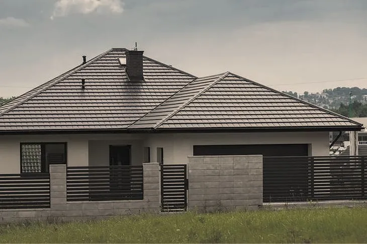 Jak prawidłowo obliczyć blachę na dach i uniknąć błędów?