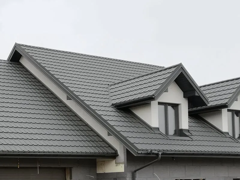 Najtańszy w budowie dach – na co zwrócić uwagę?