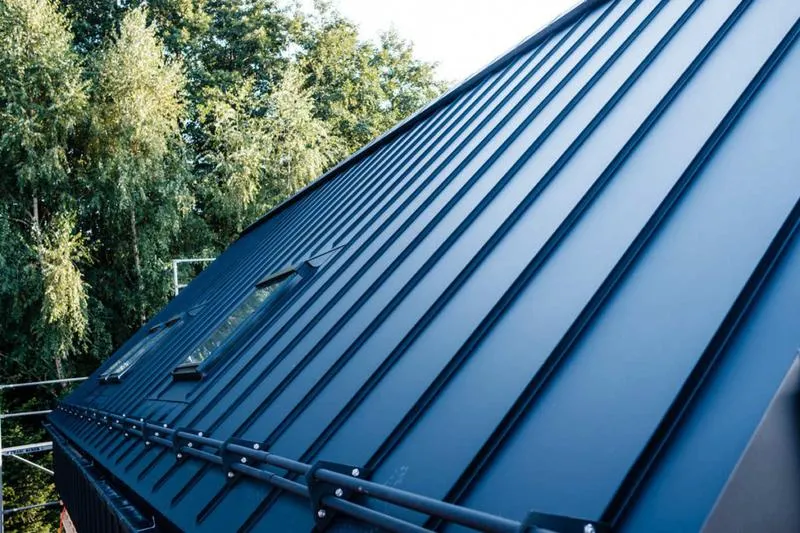 Przewodnik krok po kroku: jak skutecznie położyć blachę na dachu?