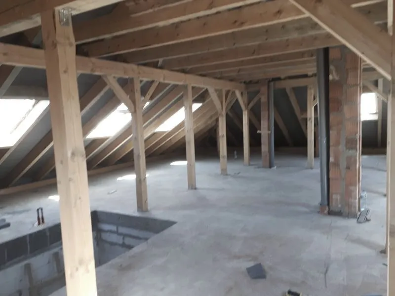 Przewodnik po tym, jak zrobić wylewkę na poddaszu – krok po kroku do idealnej podłogi