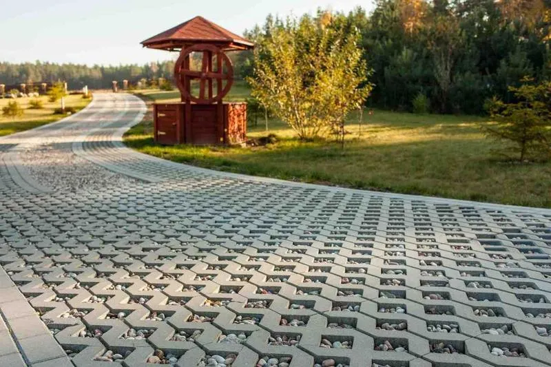 Płyty ażurowe czy kostka brukowa – co wybrać do aranżacji przestrzeni?