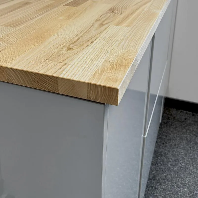 Stylowe połączenia: jaki blat do białych mebli w kuchni wybrać?